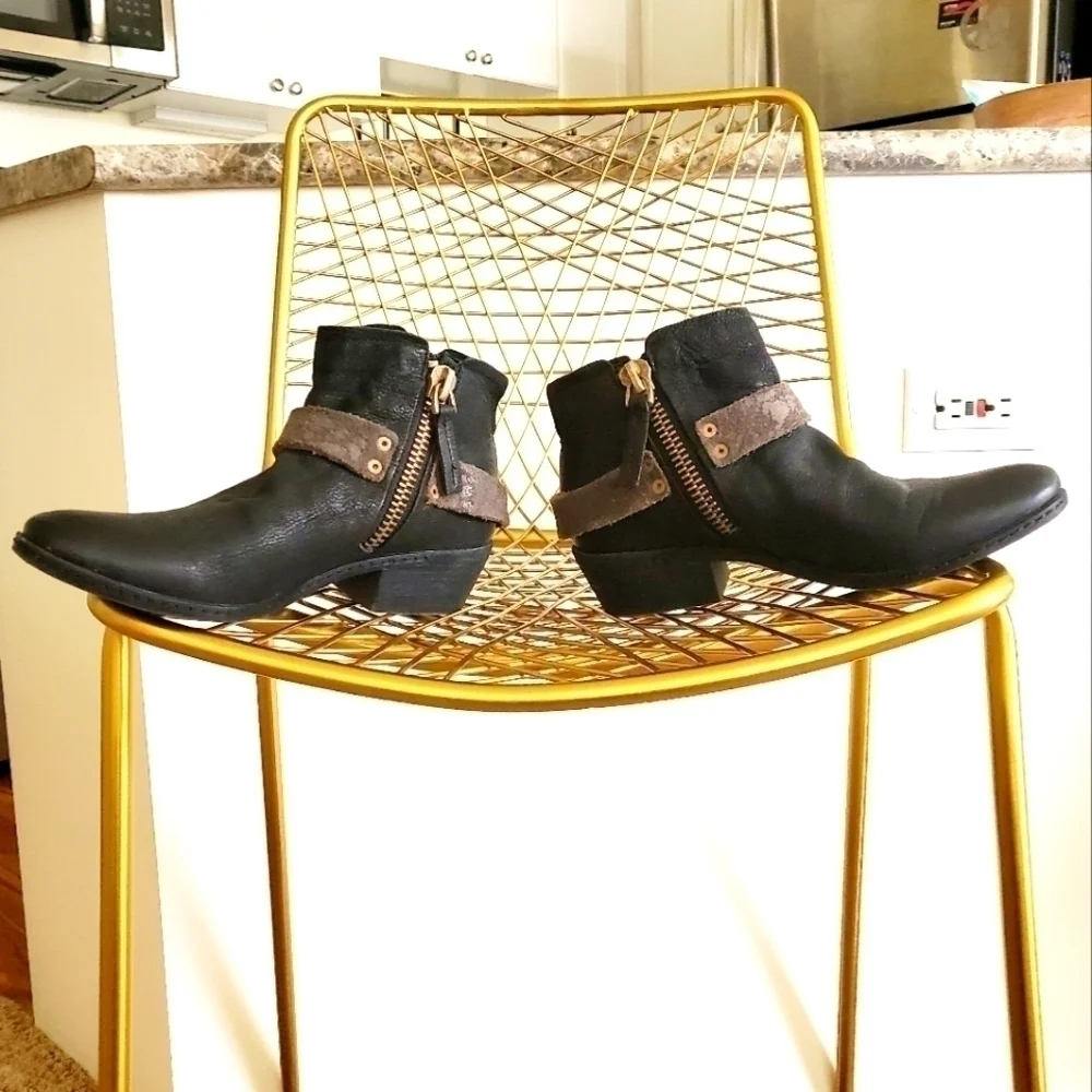 Dolce Vita | Leather Buckle Ankle Boot